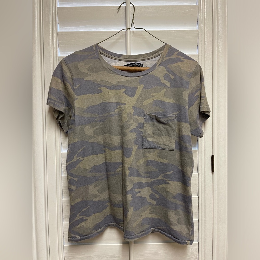 Abercrombie Green Camo Tee w/ Front Pocket - Size XS